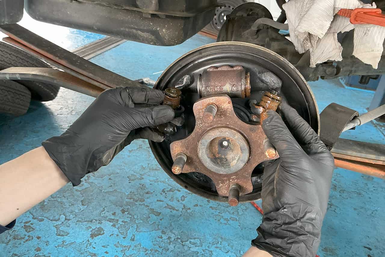 車のブレーキ分解・点検作業
