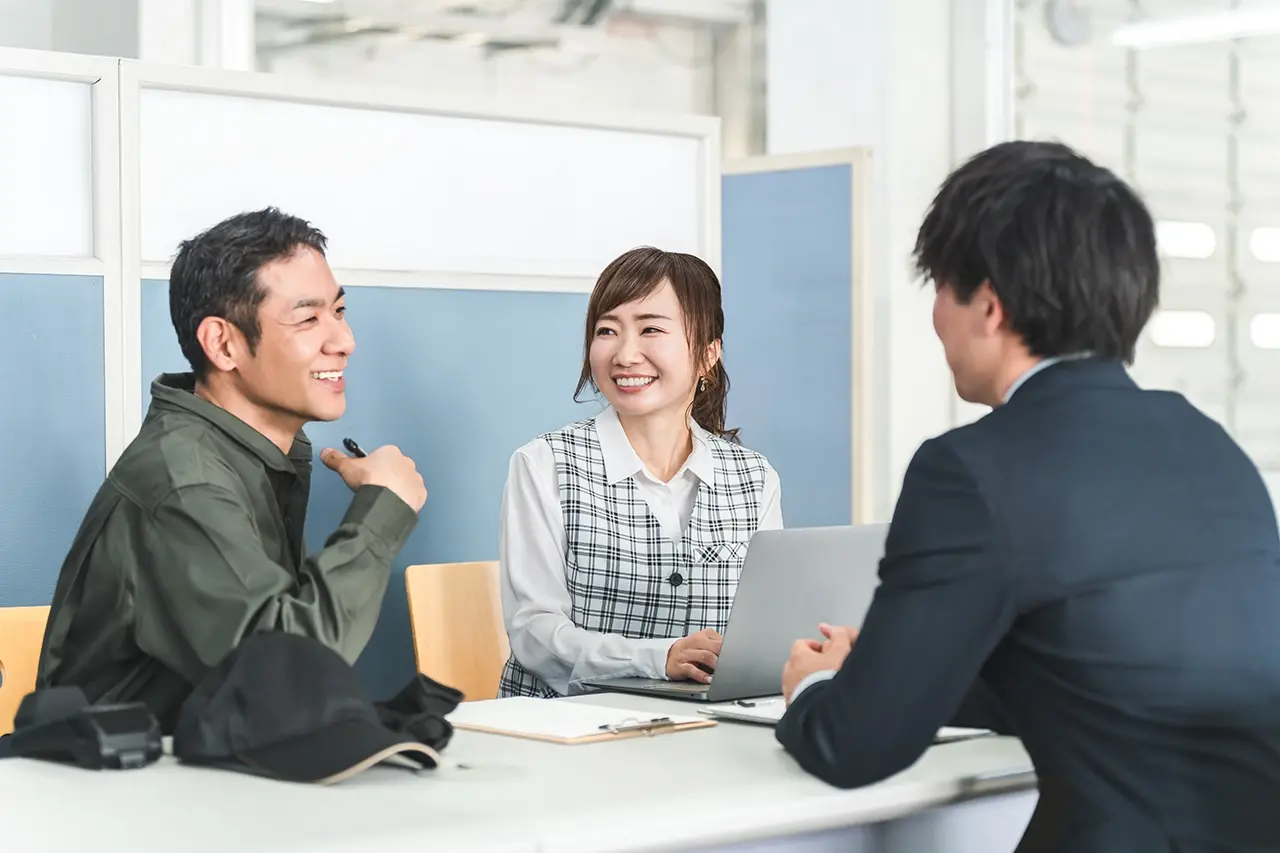 スタッフ同士で和気あいあいと談笑する様子