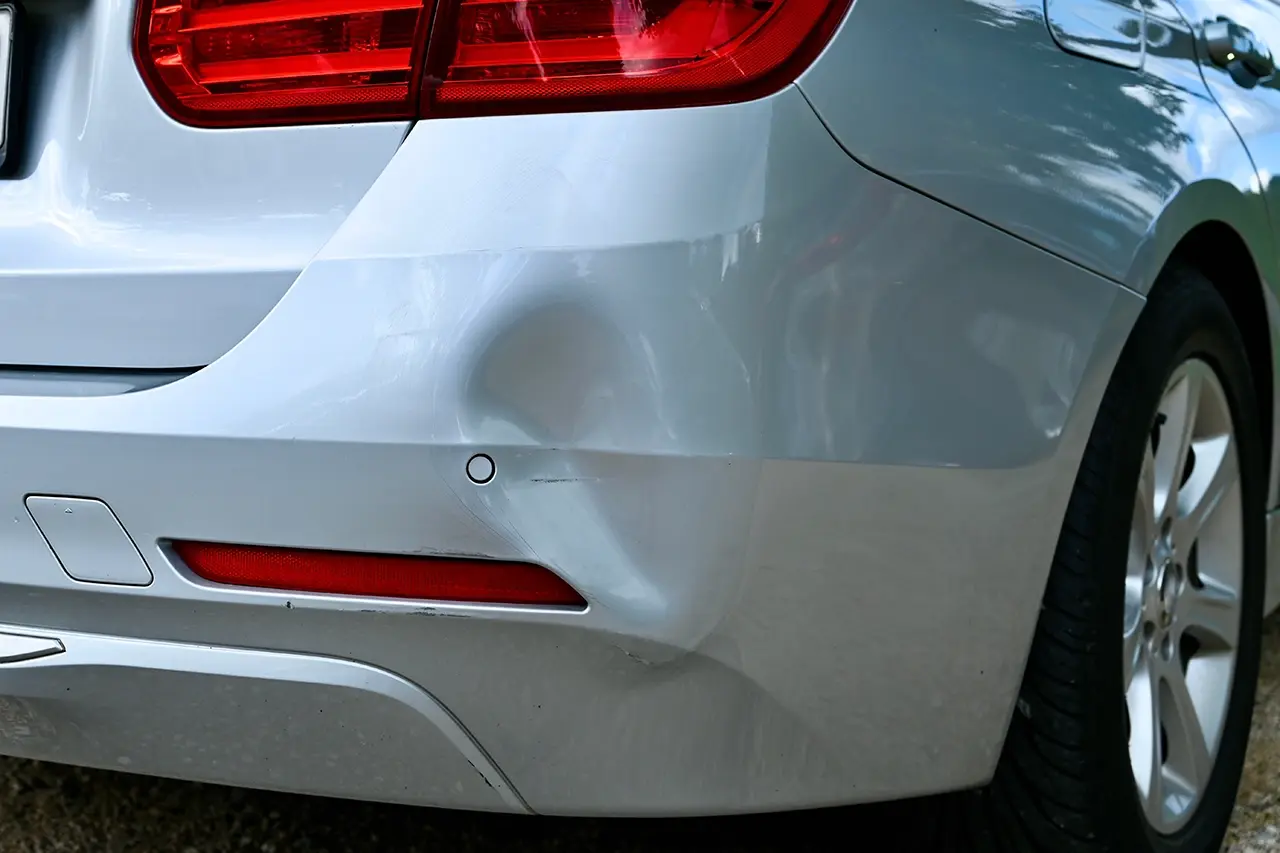 車のリアバンパーにできた大きなヘコミ