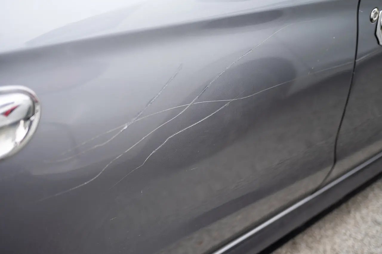 車のサイドドアについた複数の線キズ