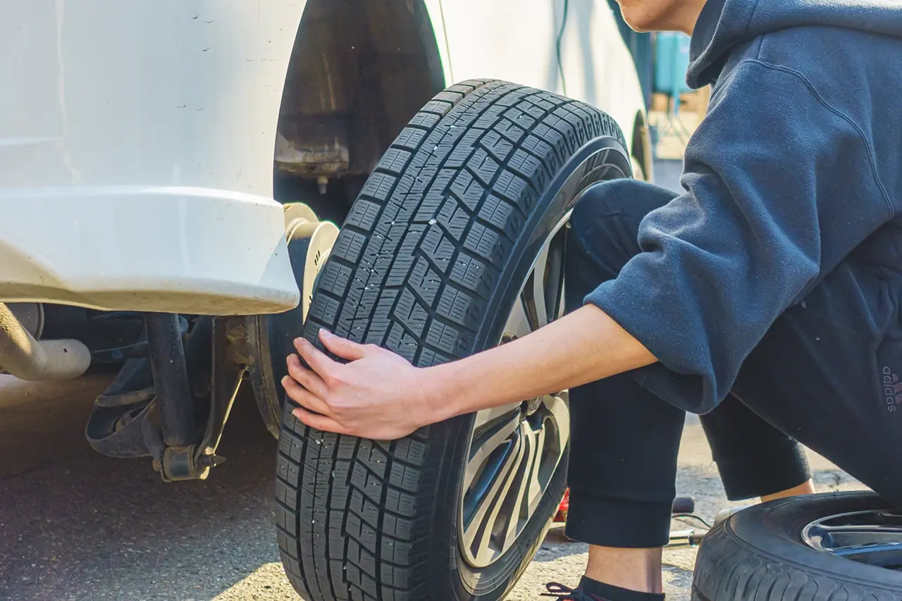 車のタイヤ交換を行う様子