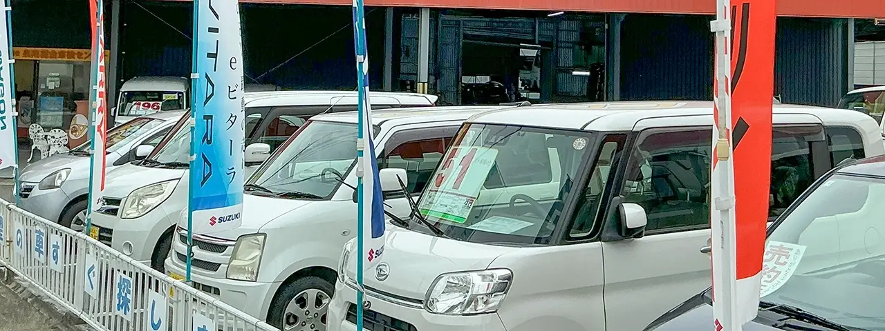 泉南総合車検センターの展示車が並んでいる